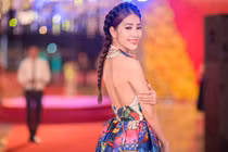 Hoa khôi Nam Em lưng trần quyến rũ, đọ sắc Hà Thu