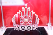 Soi quyền trượng gắn kim cương, vương miện Hoa hậu Việt Nam 2018 