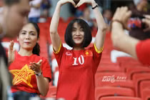 Hòa Minzy công khai tỏ tình Công Phượng giữa SVĐ Singapore