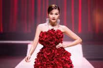 Thanh Hằng khoe chân dài 1m12, đẹp như nữ thần trên sàn catwalk