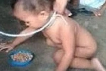 Dân mạng “nổi đóa” trước cảnh mẹ xích cổ con