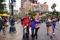 Khoảnh khắc hạnh phúc của gia đình Jennifer Phạm tại Disneyland