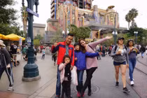 Khoảnh khắc hạnh phúc của gia đình Jennifer Phạm tại Disneyland