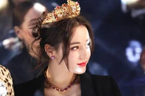 Địch Lệ Nhiệt Ba bị đồn ăn cháo đá bát sau khi nổi tiếng