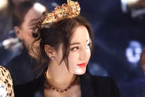 Địch Lệ Nhiệt Ba bị đồn ăn cháo đá bát sau khi nổi tiếng