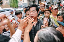 Người dân chen lấn nhận gạo, tiền ở biệt thự của Ngọc Sơn