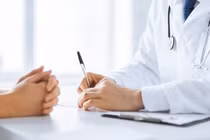 Bác sĩ Hồng Kông bị tố sờ ngực bệnh nhân trong khi khám