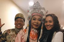 “Cô Đẩu” Công Lý chụp ảnh với bạn gái bị Trung Ruồi phá đám