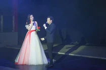 Đỗ Mỹ Linh trổ tài song ca cùng Dương Triệu Vũ trên đất Mỹ