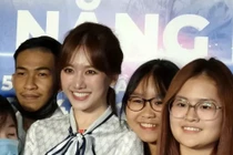 Nhan sắc thật Hari Won qua camera thường: Có xứng “không tuổi“?