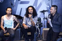 Rocker Phạm Anh Khoa ra mắt MV “Rain” quay cùng trăn khủng