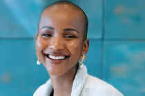 Nhan sắc cô gái đầu trọc lóc đăng quang Hoa hậu Nam Phi 2020