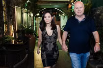 Thu Minh hạnh phúc được chồng Tây đưa đi diễn