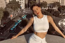 Cơ bụng săn chắc của bà mẹ ba con Hồ Ngọc Hà