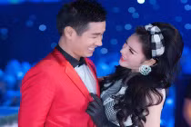 Lý Nhã Kỳ bất ngờ lả lơi với MC Nguyên Khang 