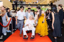 Mẹ ruột 99 tuổi ngồi xe lăn tới ủng hộ Lý Hải ra mắt phim