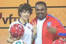 Ca sĩ Thu Phương và chồng Tây ngọt ngào như mới yêu