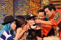 Ảnh Trường Giang - Nhã Phương thân mật trong hậu trường