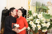 Chí Trung diện áo dài tình tứ bên bạn gái kém 18 tuổi