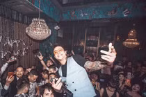 Tuấn Hưng rạng rỡ đi diễn sau cú sốc hủy show phải nhập viện