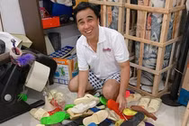 Ốc Thanh Vân thăm nhà Quyền Linh, phát hiện cả "núi" dép tổ ong đủ màu