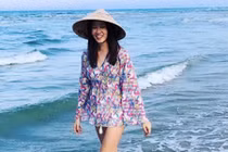 Hoa hậu Hong Kong thích thú đội nón lá dạo biển Đà Nẵng