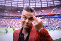 Giơ "ngón tay thối" tại World Cup, Robbie Williams bị mafia truy lùng?