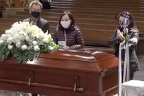 Vợ chồng Hương Lan viếng danh ca Lệ Thu ở Mỹ