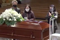 Vợ chồng Hương Lan viếng danh ca Lệ Thu ở Mỹ