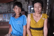 Bé trai 12 tuổi bắt ốc nuôi mẹ bị ung thư