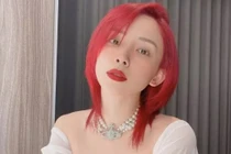 Tóc Tiên khoe tóc đỏ siêu chóe, fan chỉ chú ý vòng 1 