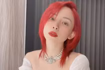 Tóc Tiên khoe tóc đỏ siêu chóe, fan chỉ chú ý vòng 1 