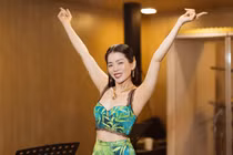 Lệ Quyên mặc gợi cảm khoe eo thon đi tập cùng ban nhạc