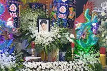 Bố mẹ tiều tụy túc trực tang lễ người mẫu Đức Long