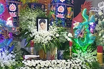 Bố mẹ tiều tụy túc trực tang lễ người mẫu Đức Long