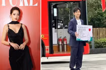 Huỳnh Hiểu Minh cầm biển có chữ "Chi Pu, xin chào"