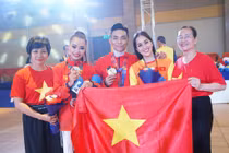 Chí Anh trao thưởng nóng cho Phan Hiển, chúc mừng Khánh Thi