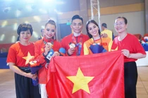 Chí Anh trao thưởng nóng cho Phan Hiển, chúc mừng Khánh Thi