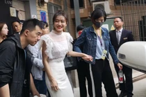 Tần Lam đi có người dìu, váy được người nâng 