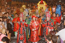 Danh hài Hoài Linh chật vật đưa kiệu Tổ lên sân khấu