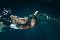 Phạm Anh Khoa nằm dưới hồ cùng trăn "khủng" để quay MV