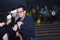 Đồng nghiệp rơi nước mắt tiễn biệt NSƯT Anh Dũng