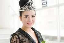 Lý Nhã Kỳ mặc áo xẻ ngực khoe vương miện Đại sứ 