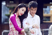 Thủy Tiên dịu dàng đi chùa đầu năm cùng Công Vinh