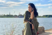 Diva Thanh Lam khoe nhan sắc đằm thắm ở tuổi 51