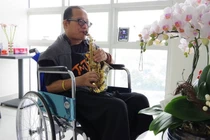 Nghệ sĩ Trần Mạnh Tuấn luyện thổi saxophone trong bệnh viện