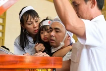 Con trai nghệ sĩ Chánh Tín về muộn, khóc òa trước linh cữu cha