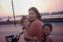 Ngắm hai con gái vừa xinh vừa giỏi ngoại ngữ của Hương Giang