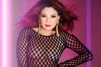 Ca sĩ Thanh Thảo hở bạo, tái xuất sau sinh 2 tháng