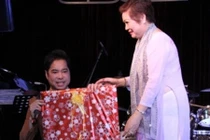 Ngọc Sơn quỳ gối, tặng quà sinh nhật mẹ trong đêm nhạc